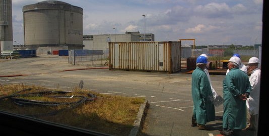 Des membres de l'Observatoire du démantèlement de la centrale nucléaire de Brennilis visitent le chantier, le 6 juin 2001. FRED TANNEAU / AFP
